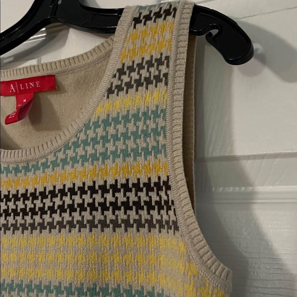 A Line Patterned Vest - Picture 6 of 7